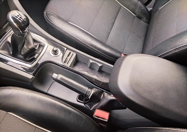 Ford Focus cena 17700 przebieg: 200000, rok produkcji 2008 z Poznań małe 379